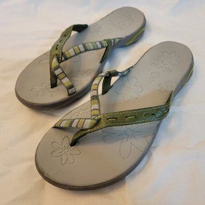 Ahnu flip-flops sz 9 (fits narrow or 8.5 best)